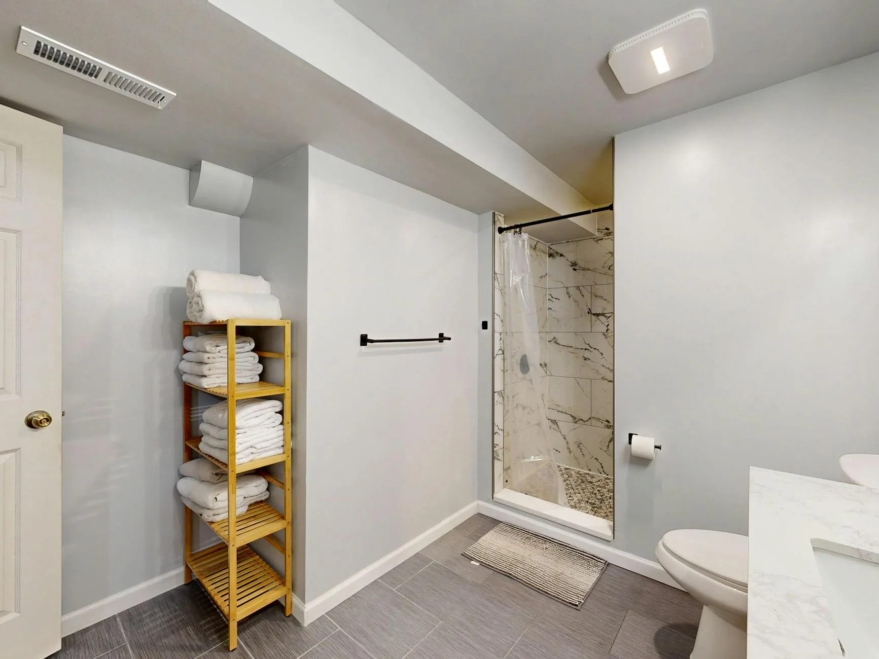 Drewniana podłoga ze smugami po impregnacji z narzędziem do nakładania